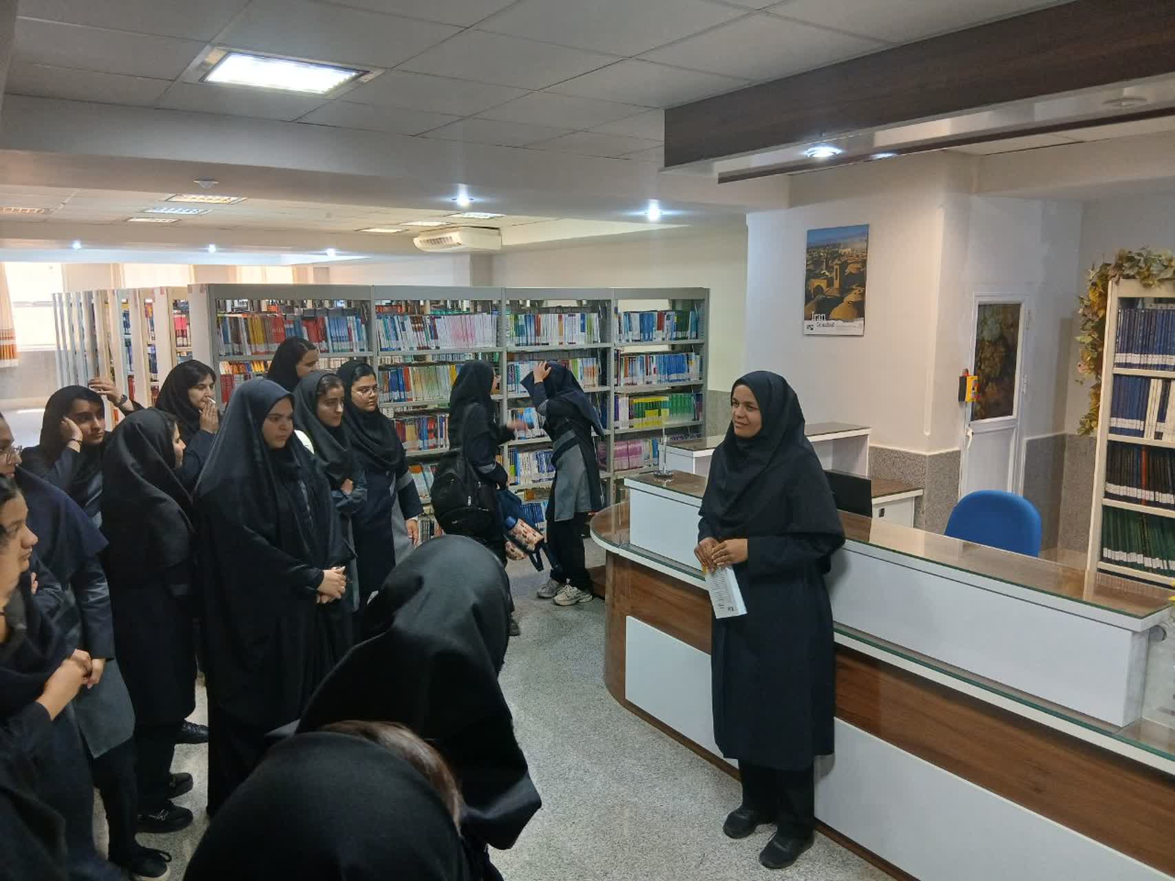 بازدید دانش آموزان متوسطه دوم دبیرستان ریحانه النبی از مدیریت اطلاع رسانی پزشکی و منابع علمی و کتابخانه مرکزی