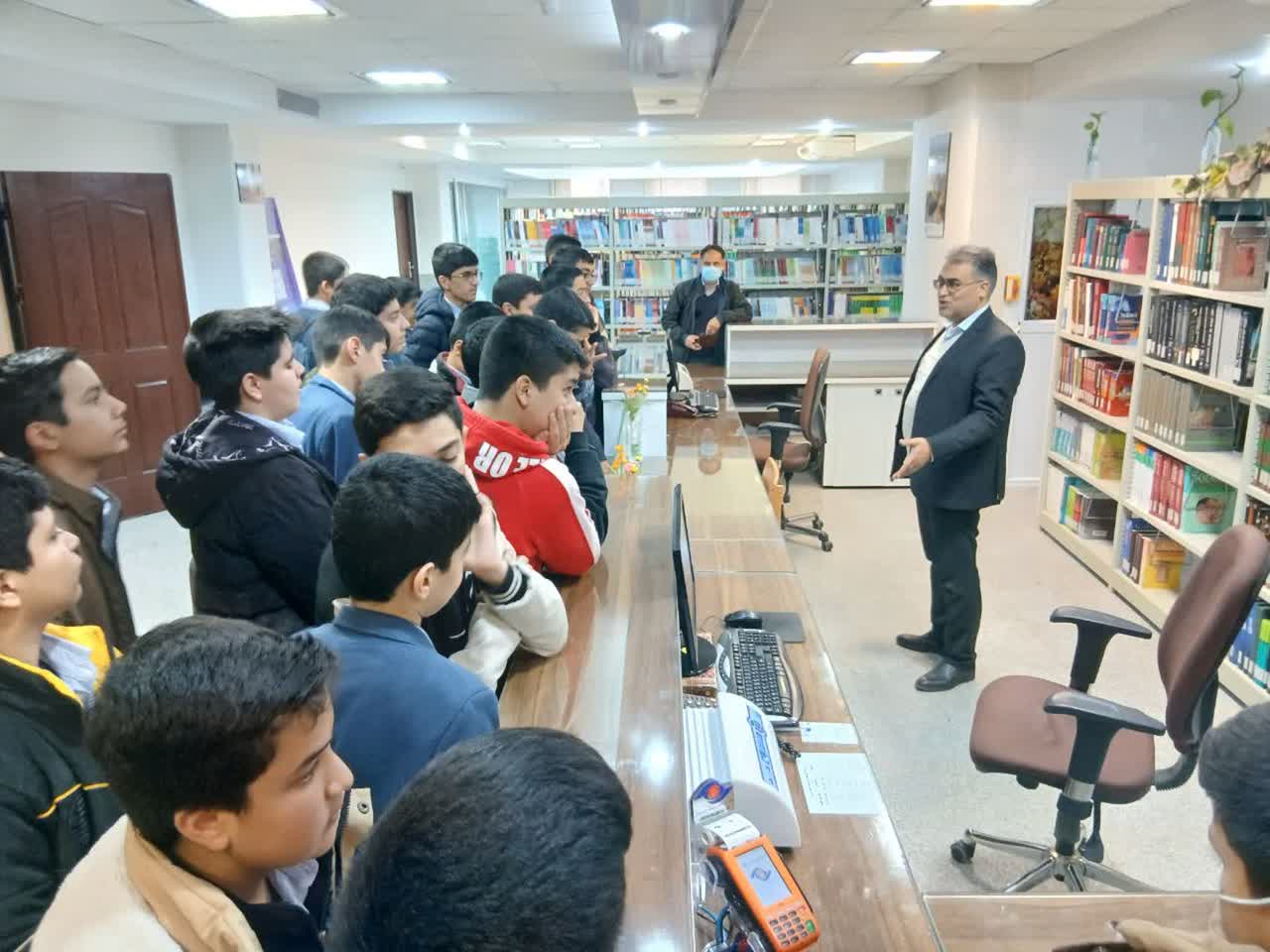 بازدید دانش آموزان متوسطه اول دبیرستان شهید بهشتی از مدیریت اطلاع رسانی پزشکی و منابع علمی و کتابخانه مرکزی